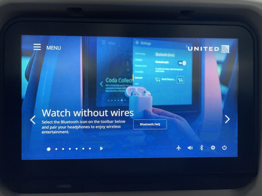 ユナイテッド航空会社の飛行機で、機内の画面でもBluetooth ヘッドフォンが使えた