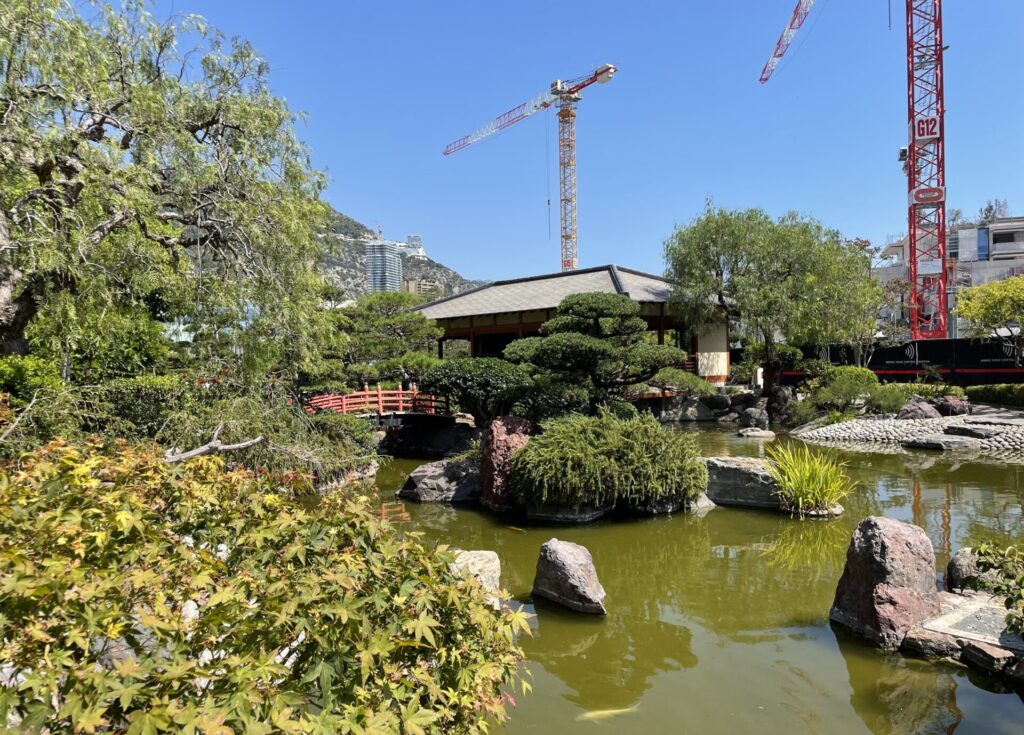 日本庭園の休憩所と赤いアーチの橋