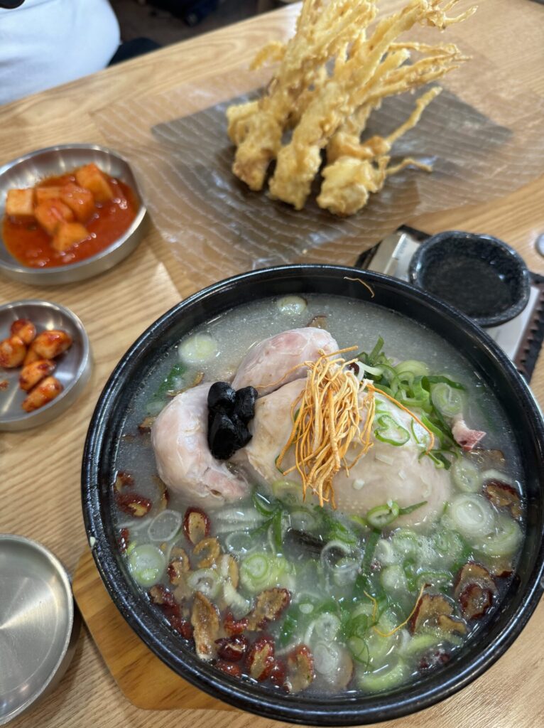 年土種参鶏湯（Baengnyeon Tojong Samgyetang）