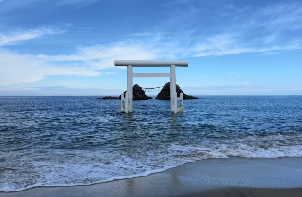 糸島の白い鳥居と夫婦岩