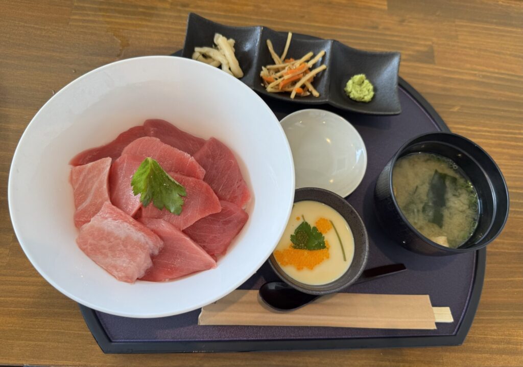 マグロの三食丼