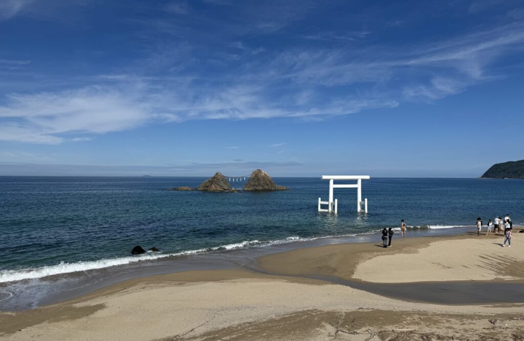 糸島の白い鳥居と夫婦岩