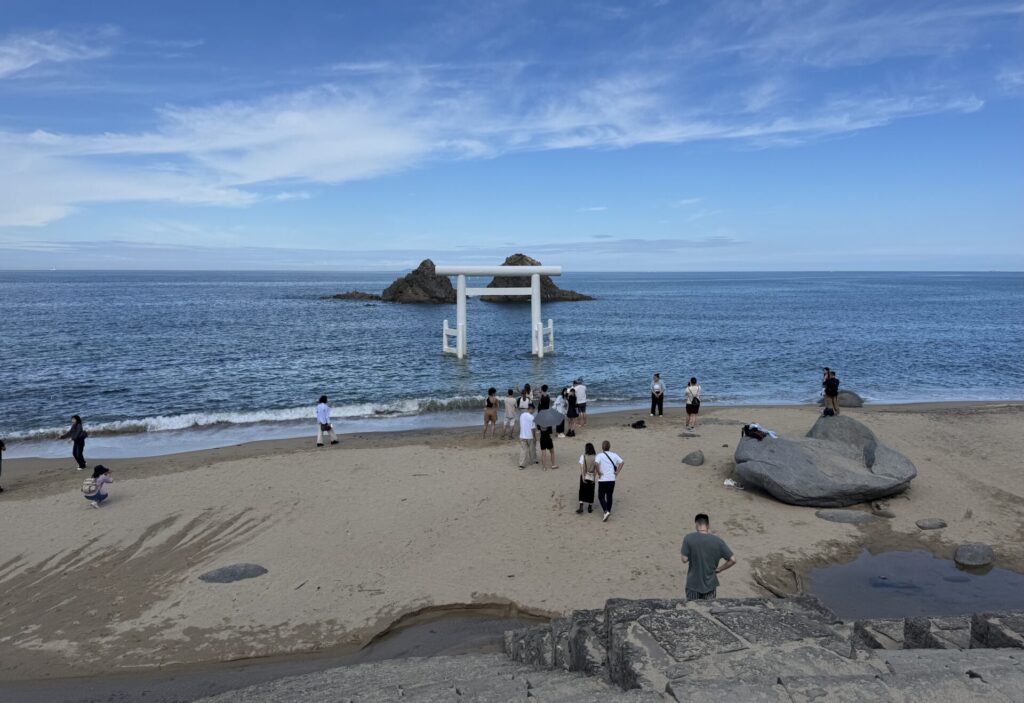 糸島の白い鳥居と夫婦岩