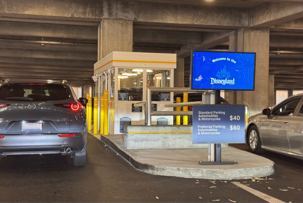 Mickey & Friends Parking Structure入り口