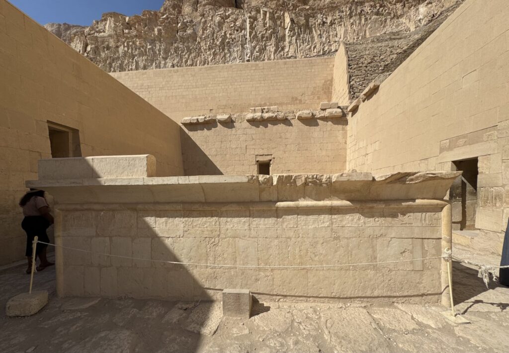 ハチェプスト女王葬祭殿：太陽神崇拝の中庭