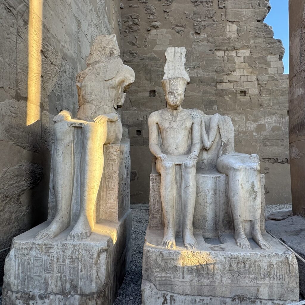 ルクソール神殿：ラメセス２世像（左）とアメン神とムト女神の像（右