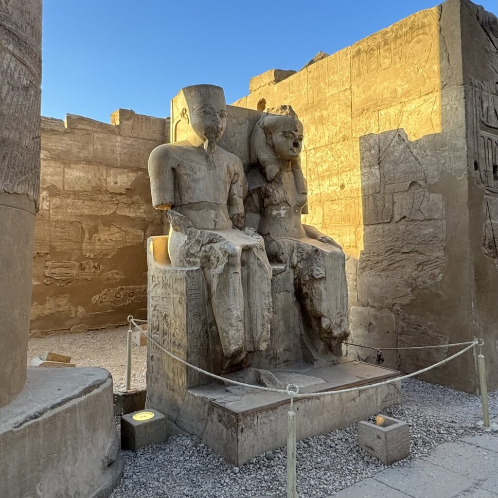 ルクソール神殿：ツタンカーメンとその王妃アンケセナーメンの像