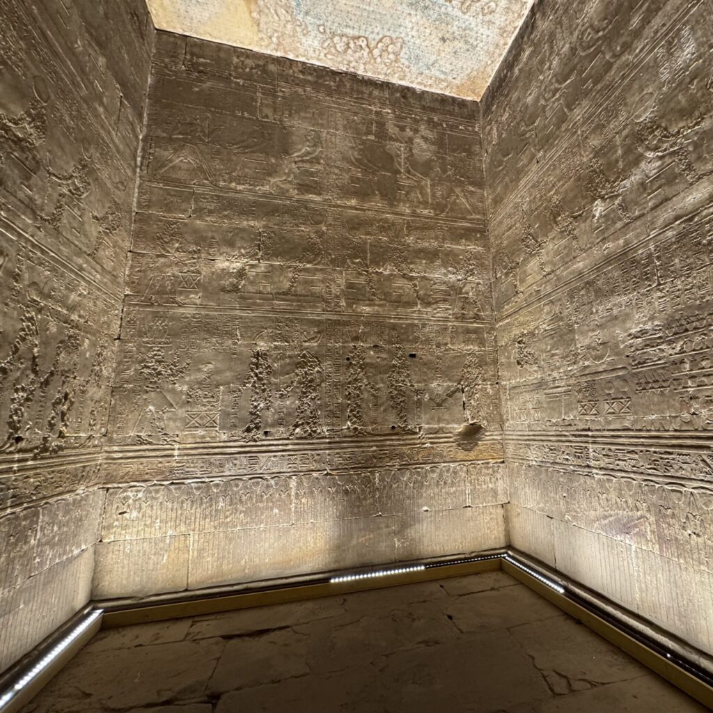 エドフ神殿　礼拝室