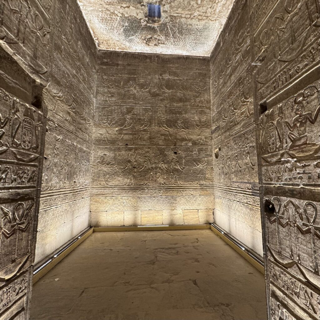 エドフ神殿　礼拝室