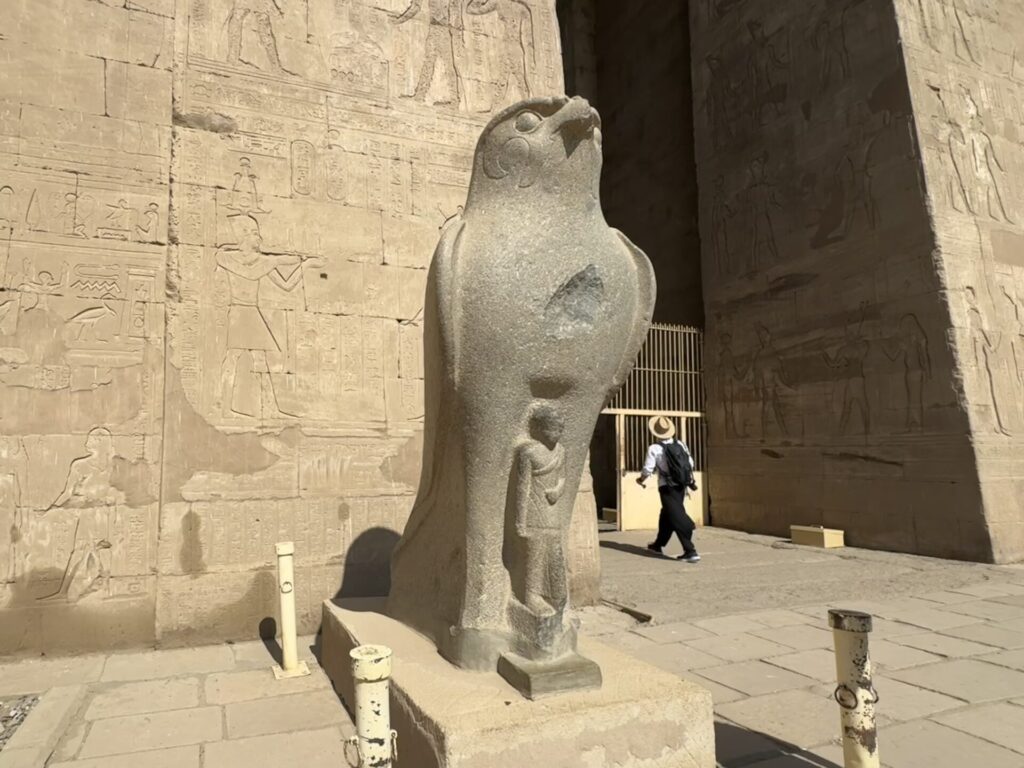 エドフ神殿　ホルス像