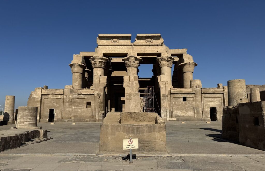 コム・オンボ神殿　祭壇を備えた前庭