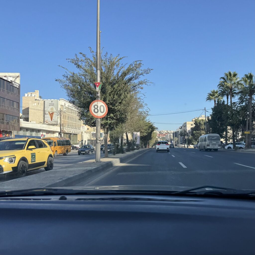 ヨルダンのレンタカー：右側通行