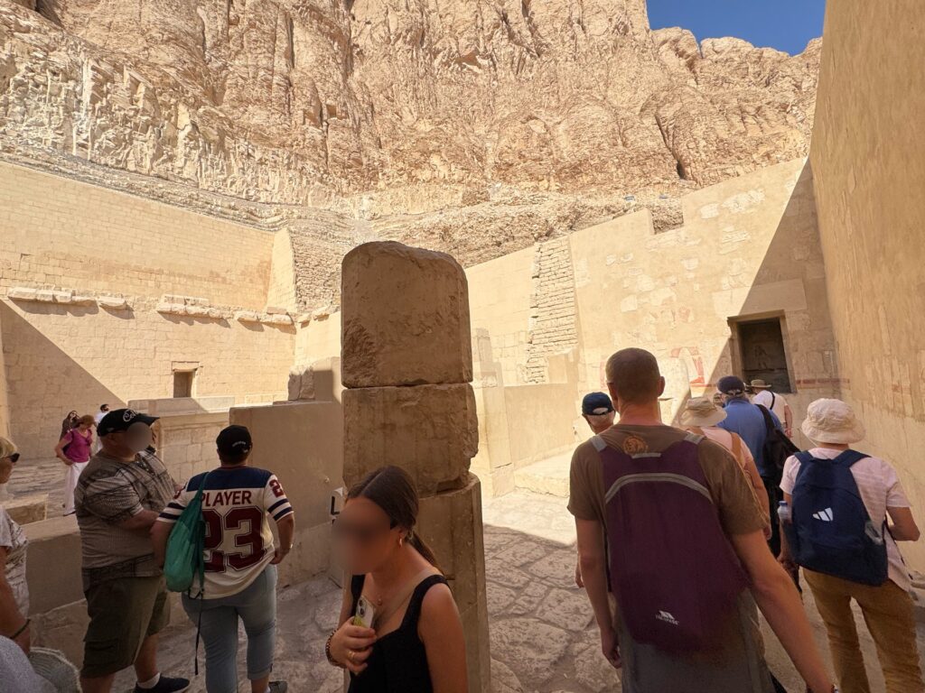 ハチェプスト女王葬祭殿：太陽神崇拝の中庭