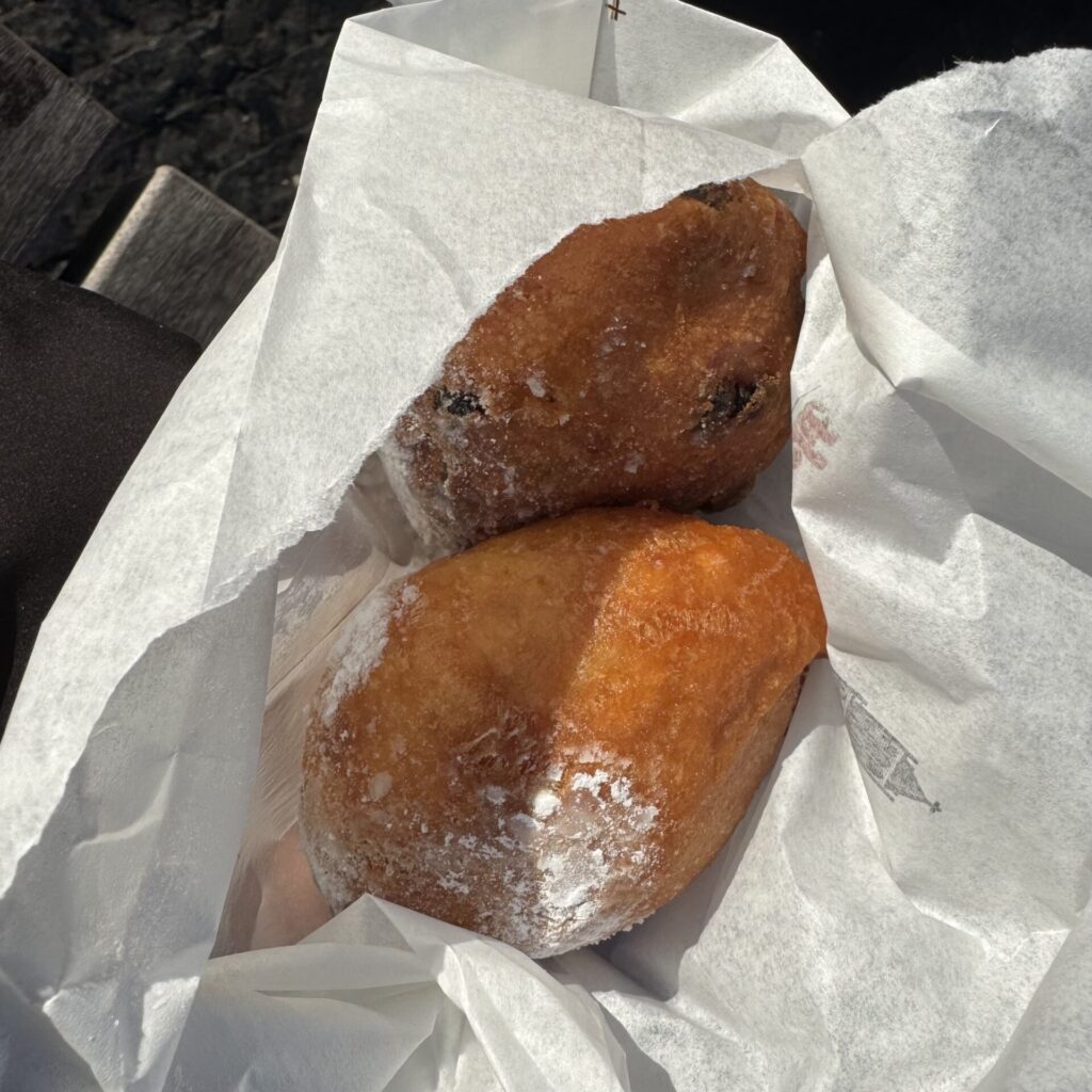 プレーン「Oliebol」とレーズン入り「Krentenbol」